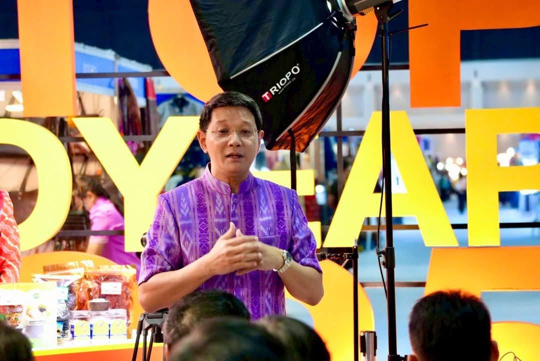 ผู้ตรวจราชการกรม (นางอรุณรัตน์ ชิงชนะ) ร่วมประชุมมอบนโยบายผู้บริหารกรมการพัฒนาชุมชน ส่วนกลาง และภูมิภาค และร่วมรับชมการ Live สด การจำหน่ายสินค้า OTOP ผ่านแพลทฟอร์มออนไลน์ณ อาคารชาเลนเจอร์ อิมแพ็ค เมืองทองธานี 