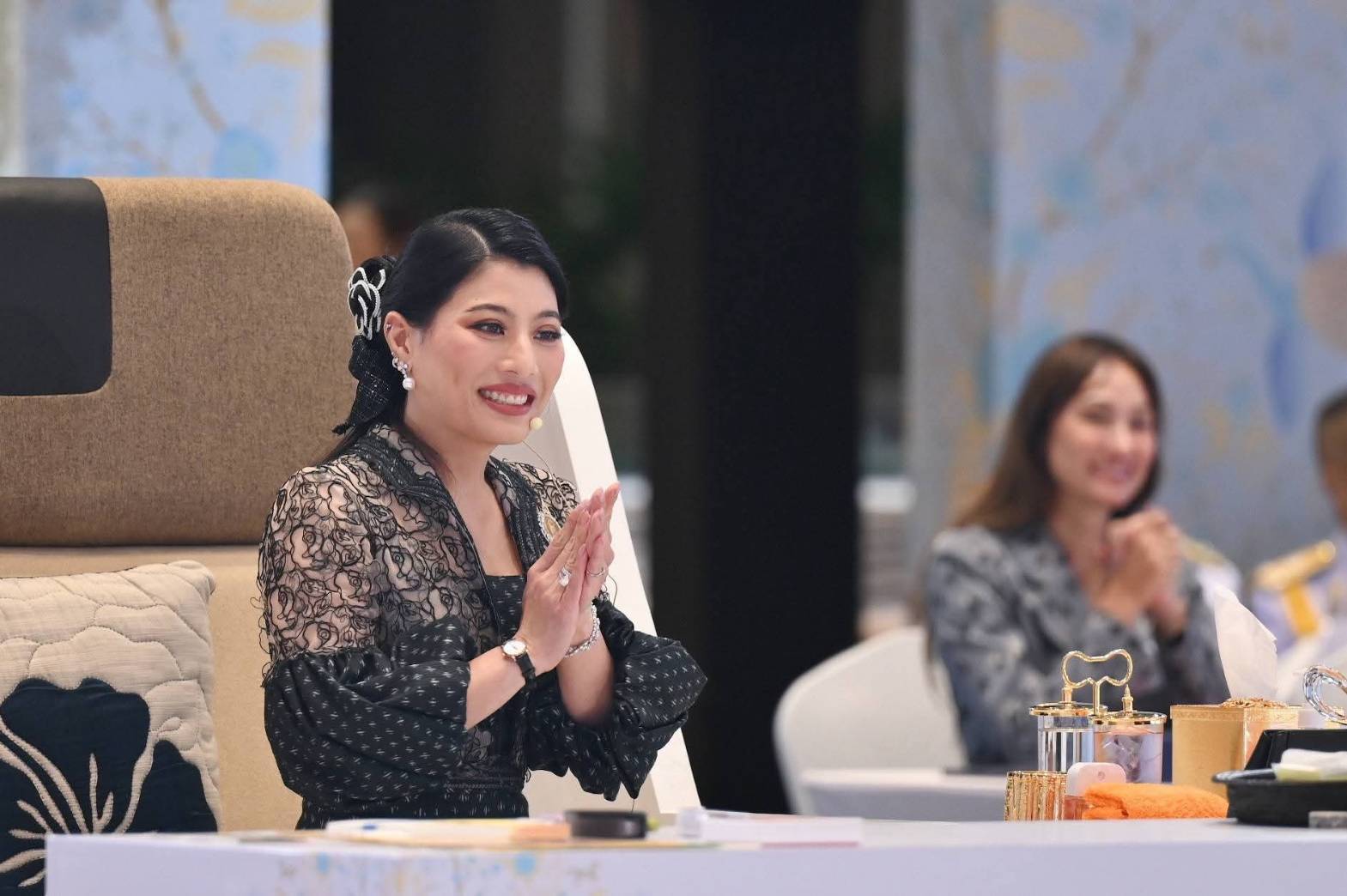 นางอรุณรัตน์ ชิงชนะ ผู้ตรวจราชการกรมการพัฒนาชุมชน ร่วมเฝ้ารับเสด็จฯ เจ้าฟ้าสิริวัณณวรีฯ เสด็จเป็นองค์ประธานการประกวดผ้าลายพระราชทาน “ผ้าลายสิริราชพัสตราภรณ์” และงานหัตถกรรม รอบตัดสิน ระดับประเทศ (Final) ประจำปี 2568