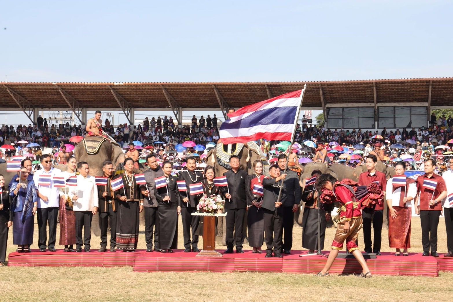 นางอรุณรัตน์ ชิงชนะ ผู้ตรวจราชการกรมการพัฒนาชุมชน ร่วมพิธีเปิดการแสดงช้าง “ธ สถิตในดวงใจไทยนิรันดร์ 2568”
