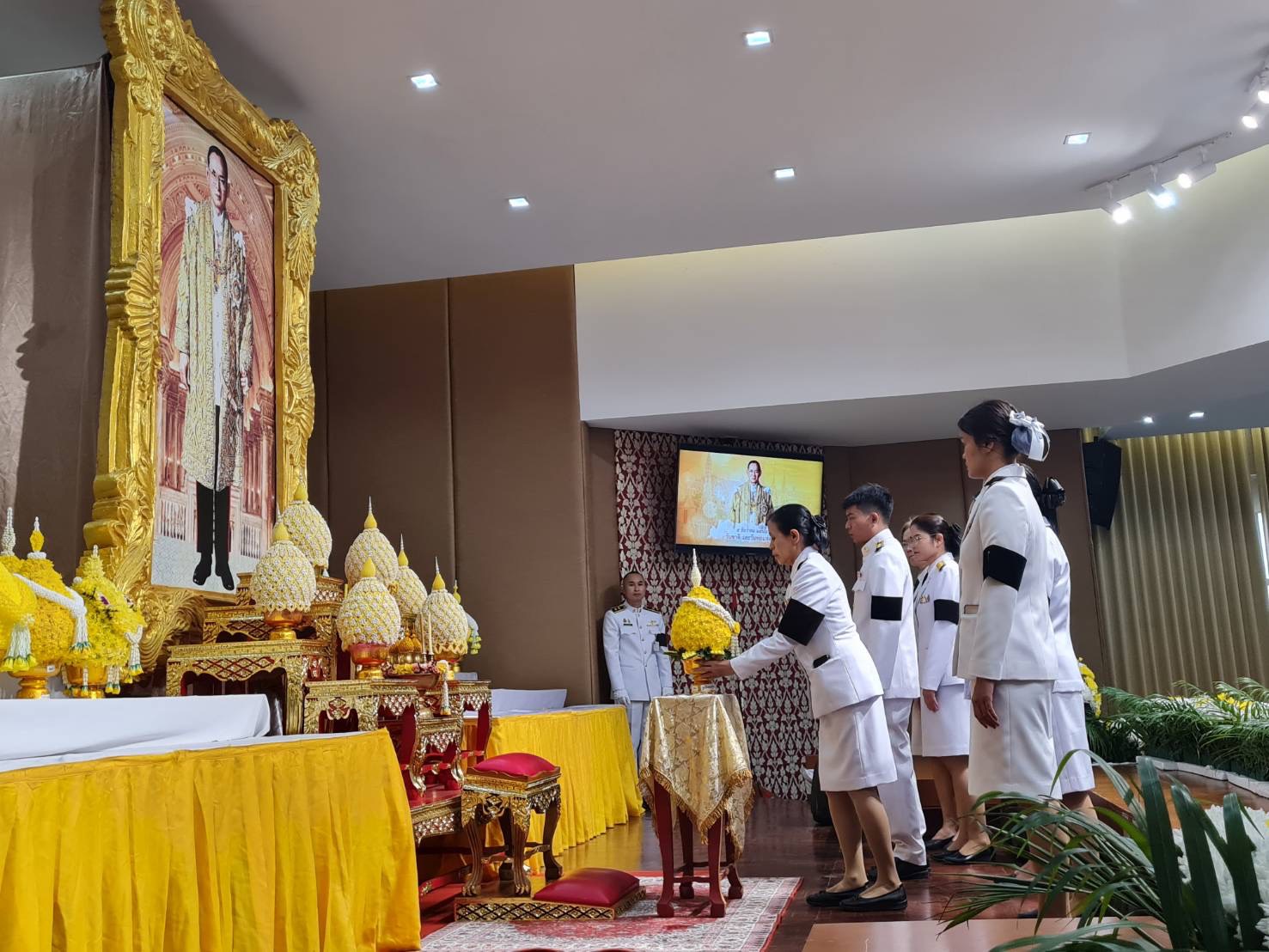 ศูนย์ศึกษาและพัฒนาชุมชนนครราชสีมา ร่วมพิธีทำบุญตักบาตร และวางพานพุ่มดอกไม้ถวายบังคม  เนื่องในโอกาสวันคล้ายวันพระบรมราชสมภพพระบาทสมเด็จพระบรมชนกาธิเบศร มหาภูมิพลอดุลยเดชมหาราช บรมนาถบพิตร วันชาติ และวันพ่อแห่งชาติ 5 ธันวาคม 2568