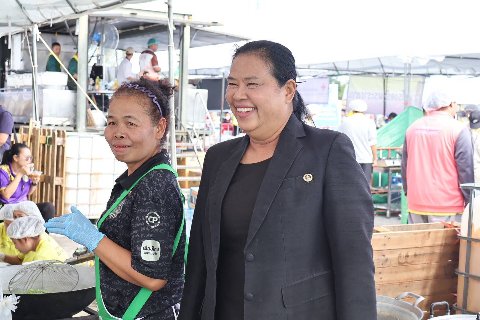 นางอรุณรัตน์ ชิงชนะ ผู้ตรวจราชการกรมการพัฒนาชุมชน ตรวจเยี่ยมการจัดทำ “โรงครัวพัฒนาชุมชน” สนับสนุนผู้อพยพที่ได้รับผลกระทบจากการสู้รบตามแนวชายแดนไทย–กัมพูชา