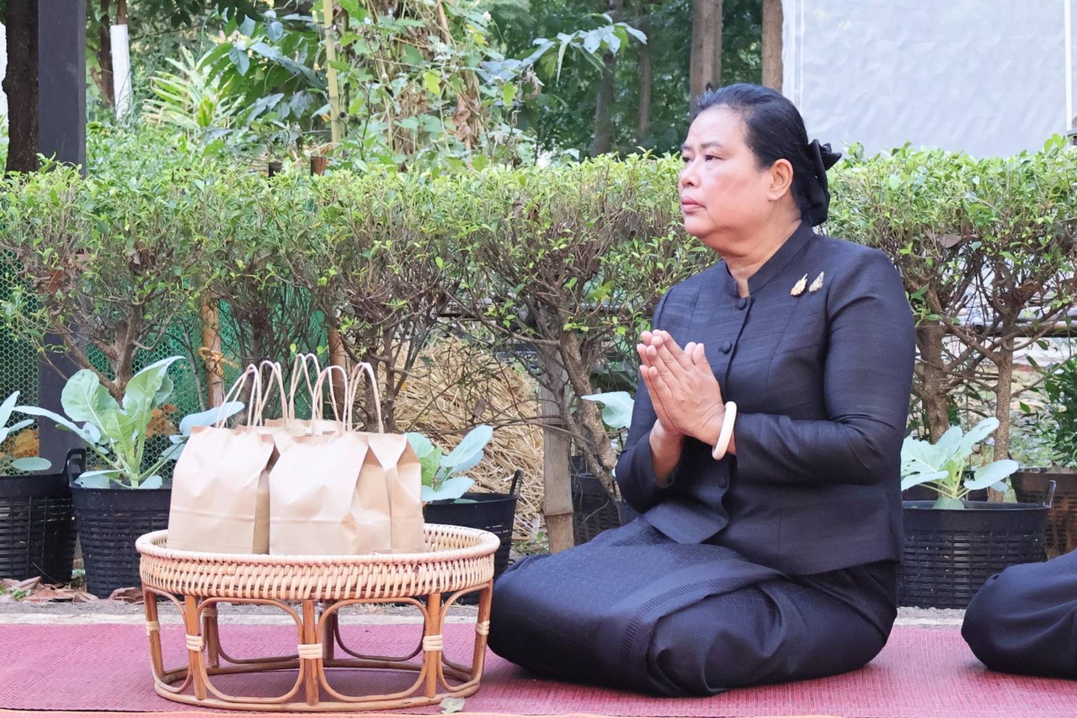 นางอรุณรัตน์ ชิงชนะ ผู้ตรวจราชการกรมการพัฒนาชุมชน นำผู้เข้าร่วมอบรมฯ ทำบุญใส่บาตร เสริมสิริมงคล โครงการต้านทุจริตและธรรมาภิบาล