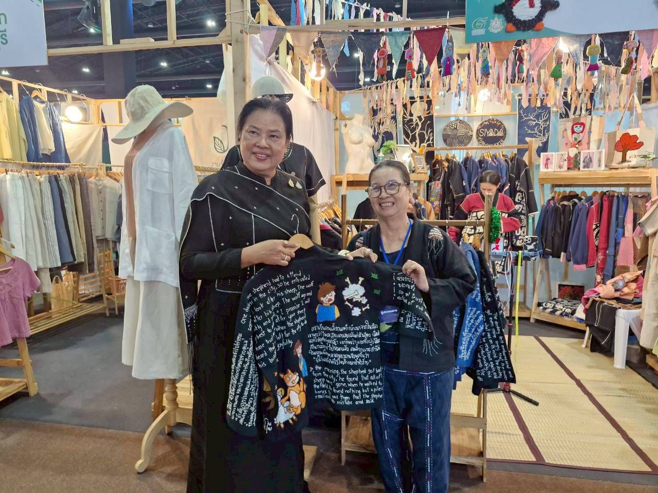 ผู้ตรวจอรุณรัตน์ ชิงชนะ ตรวจเยี่ยมและให้กำลังใจผู้ผลิต ผู้ประกอบการ OTOP ภายในงาน OTOP CITY 2025