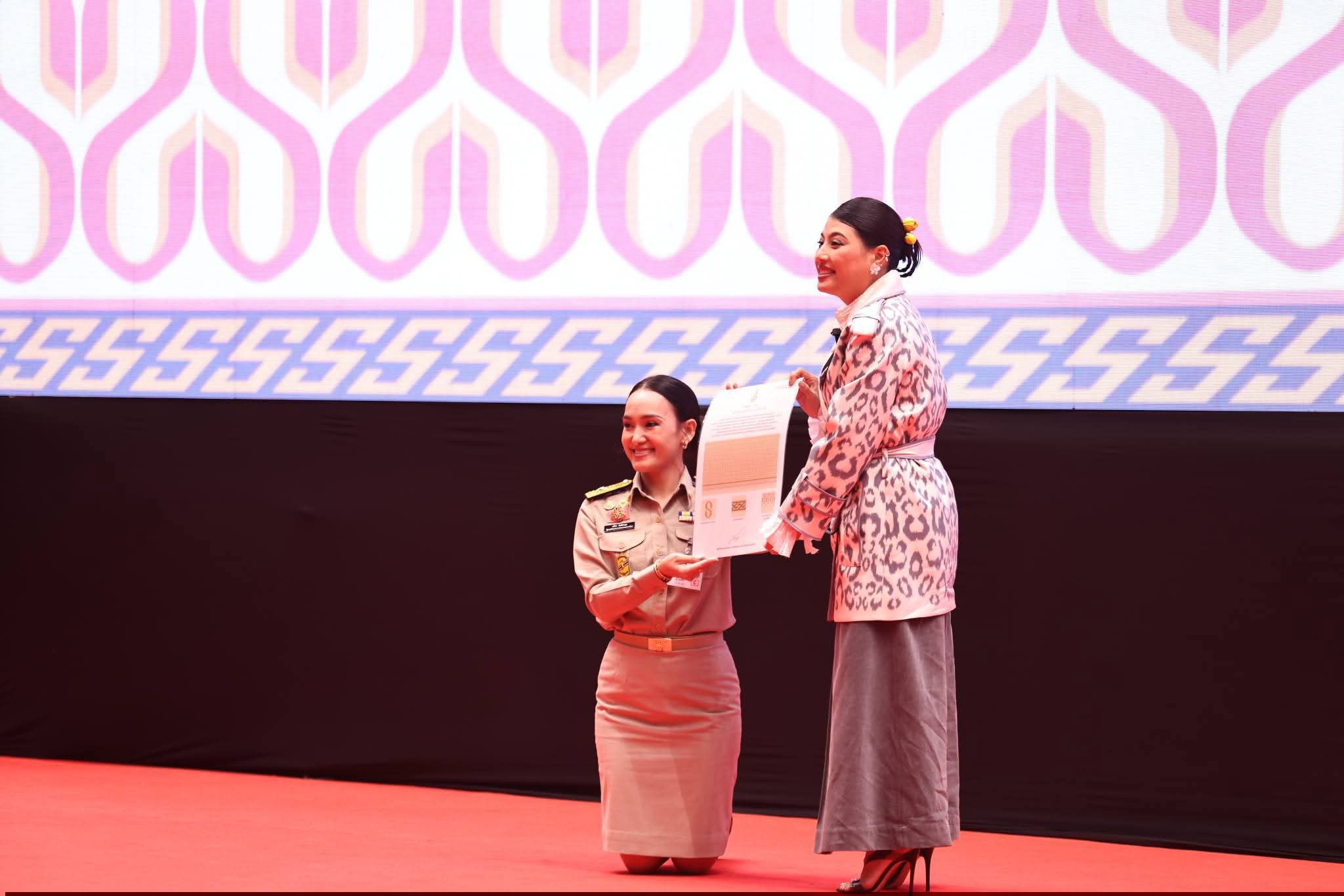 นางอรุณรัตน์  ชิงชนะ ผู้ตรวจราชการกรม ปฏิบัติหน้าที่ผู้อำนวยการศูนย์ศึกษาและพัฒนาชุมชนนครราชสีมา ร่วมเฝ้ารับเสด็จสมเด็จพระเจ้าลูกเธอ เจ้าฟ้าสิริวัณณวรี นารีรัตนราชกัญญาฯ