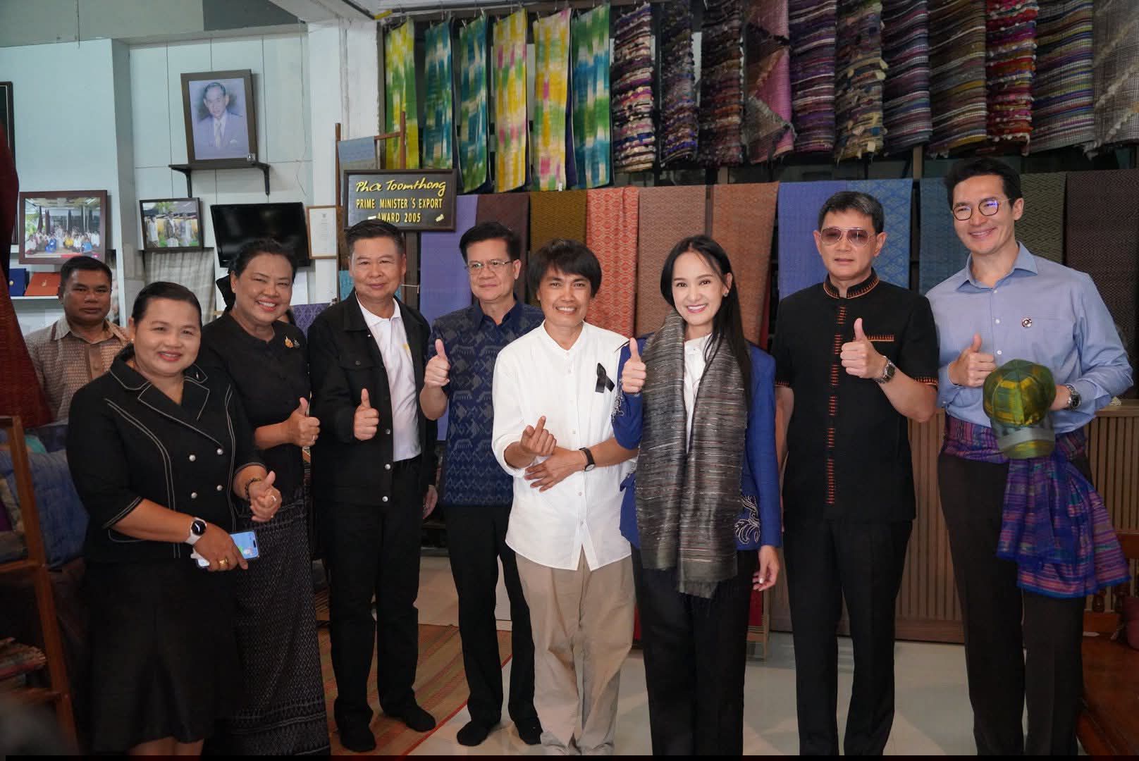 ผู้ตรวจฯ อรุณรัตน์ ชิงชนะ ลงพื้นที่บุรีรัมย์ หนุน รมช.มหาดไทย ศศิธร กิตติธรกุล ติดตามเศรษฐกิจฐานราก ชูภูมิปัญญาผ้าไทย ณ ศูนย์ศิลปชีพบ้านตุ้มทอง – กลุ่มสหกรณ์ปลูกหม่อนเลี้ยงไหม บ้านหัวสะพาน