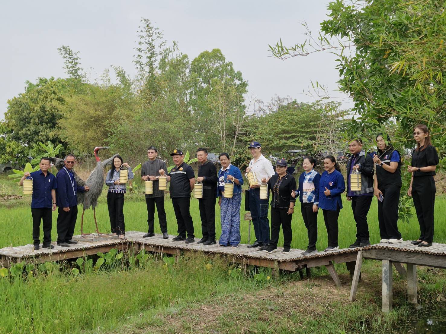  ผู้ตรวจฯ อรุณรัตน์ ชิงชนะ ร่วมสนับสนุนการลงพื้นที่จังหวัดบุรีรัมย์ ของ รมช. มหาดไทย “ศศิธร” ติดตามการขับเคลื่อนเศรษฐกิจฐานรากสู่ความยั่งยืน ณ ศูนย์เรียนรู้พื้นที่ชุ่มน้ำและนกกระเรียนพันธุ์ไทย - ศูนย์เรียนรู้โคก หนอง นา พัฒนาชุมชน นาเฮาข้าวนกกระเรียน บ้านสวายสอ