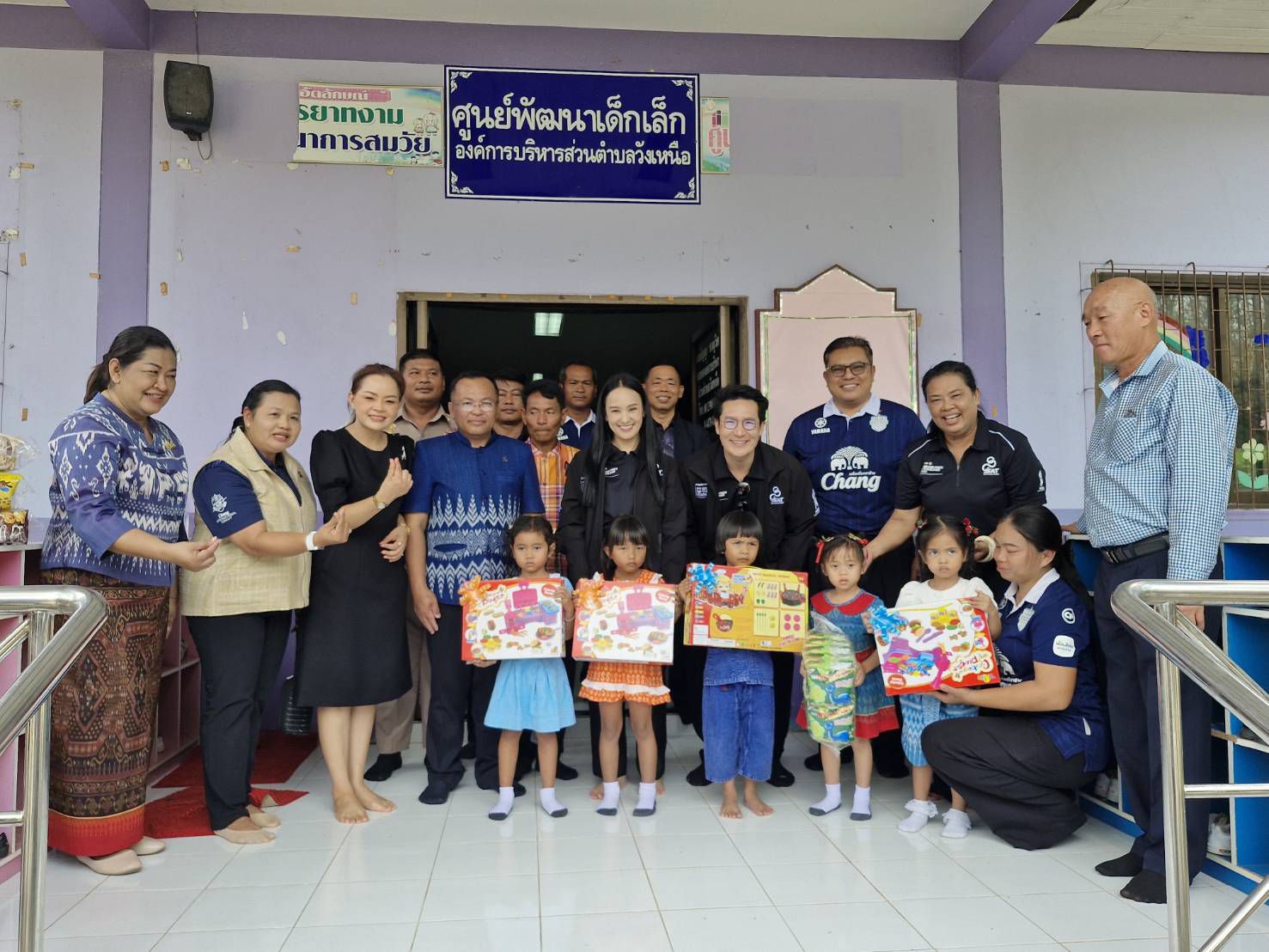 ผู้ตรวจฯ อรุณรัตน์ ชิงชนะ ร่วมคณะ รมช.มหาดไทย “ศศิธร” ลงพื้นที่บุรีรัมย์ ติดตามเศรษฐกิจฐานราก หนุน OTOP สู่สากล เยี่ยมหมู่บ้านเศรษฐกิจพอเพียงบ้านอารัง