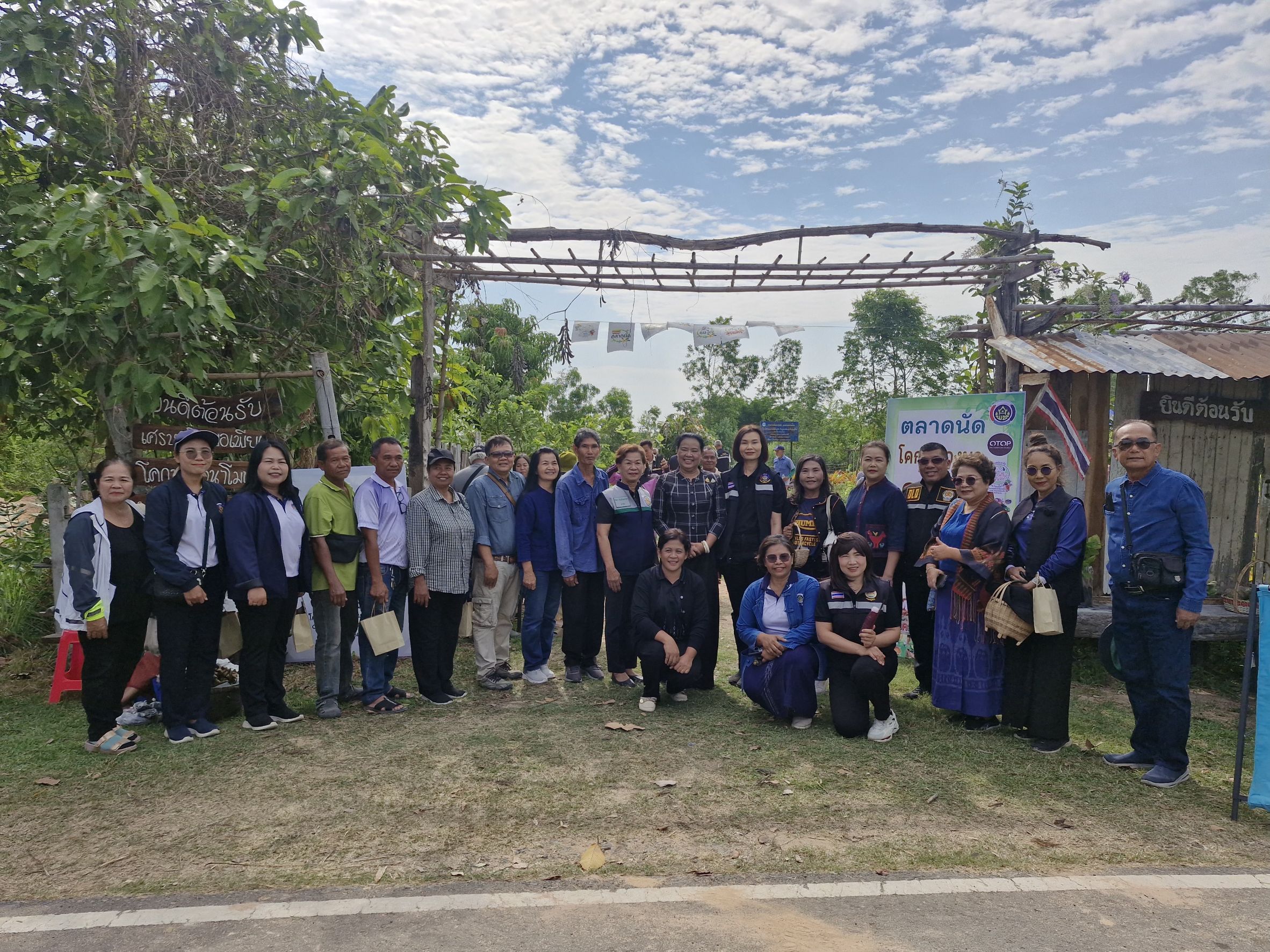 ผู้ตรวจอรุณรัตน์ ชิงชนะ เปิดงาน “ผลผลิตโคกหนองนา อาหารปลอดภัย” ชม ชิม ช้อป ตลาดนัดโคก หนอง นา ส่งเสริมความมั่นคงทางอาหารของชุมชนสุรินทร์