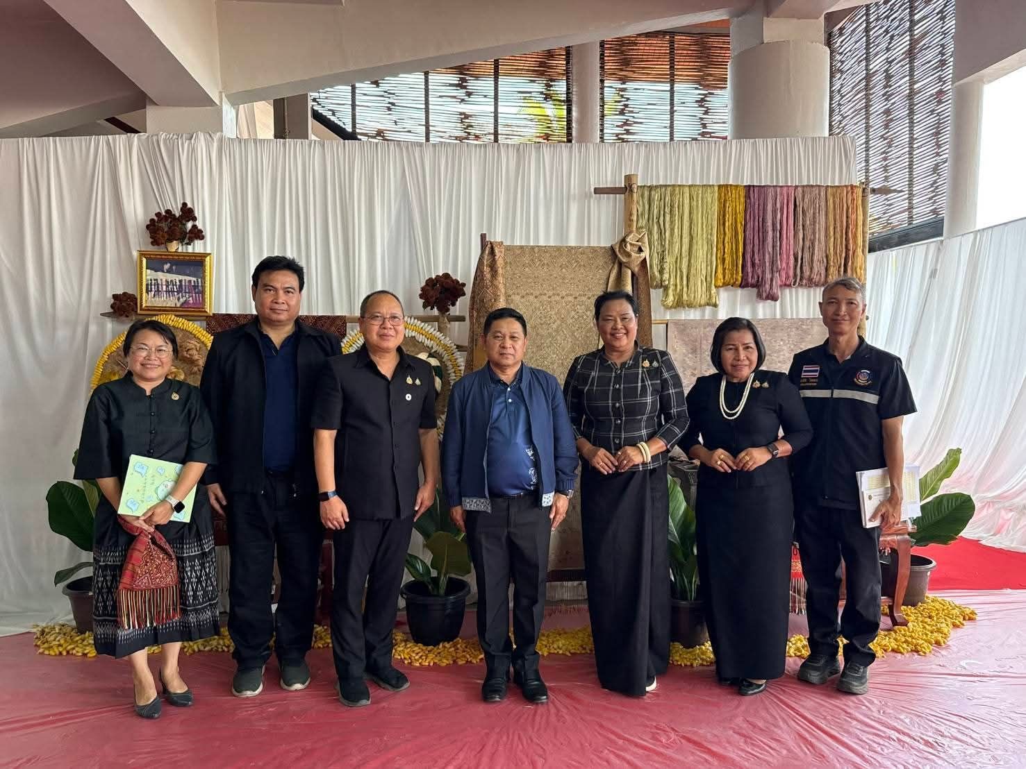 ผู้ตรวจอรุณรัตน์ ชิงชนะ ร่วมคณะผู้บริหารส่วนกลางลงพื้นที่กาฬสินธุ์ ติดตามเตรียมความพร้อมรับเสด็จฯ ตรวจเยี่ยมการดำเนินงานผ้าไหมแพรวาบ้านโพน