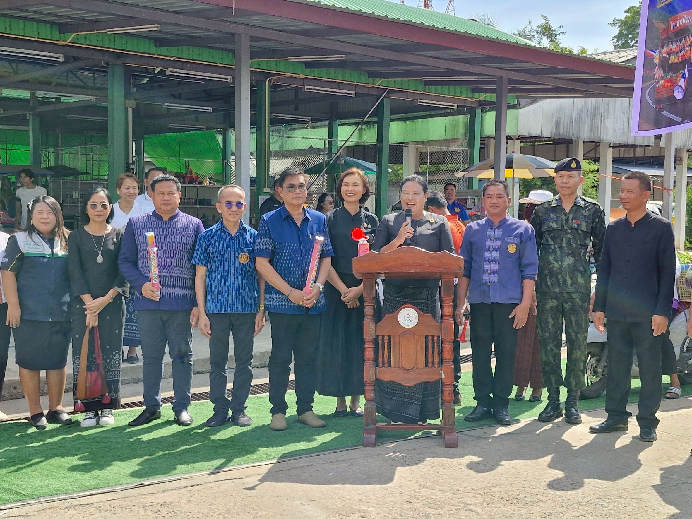 “ไทยช่วยไทย” คึกคัก! ผู้ตรวจอรุณรัตน์ ลงพื้นที่อำเภอสนม เปิดคาราวานรถพุ่มพวง หนุนผู้ผลิต–ผู้ประกอบการท้องถิ่น สร้างรายได้สู่ชุมชน