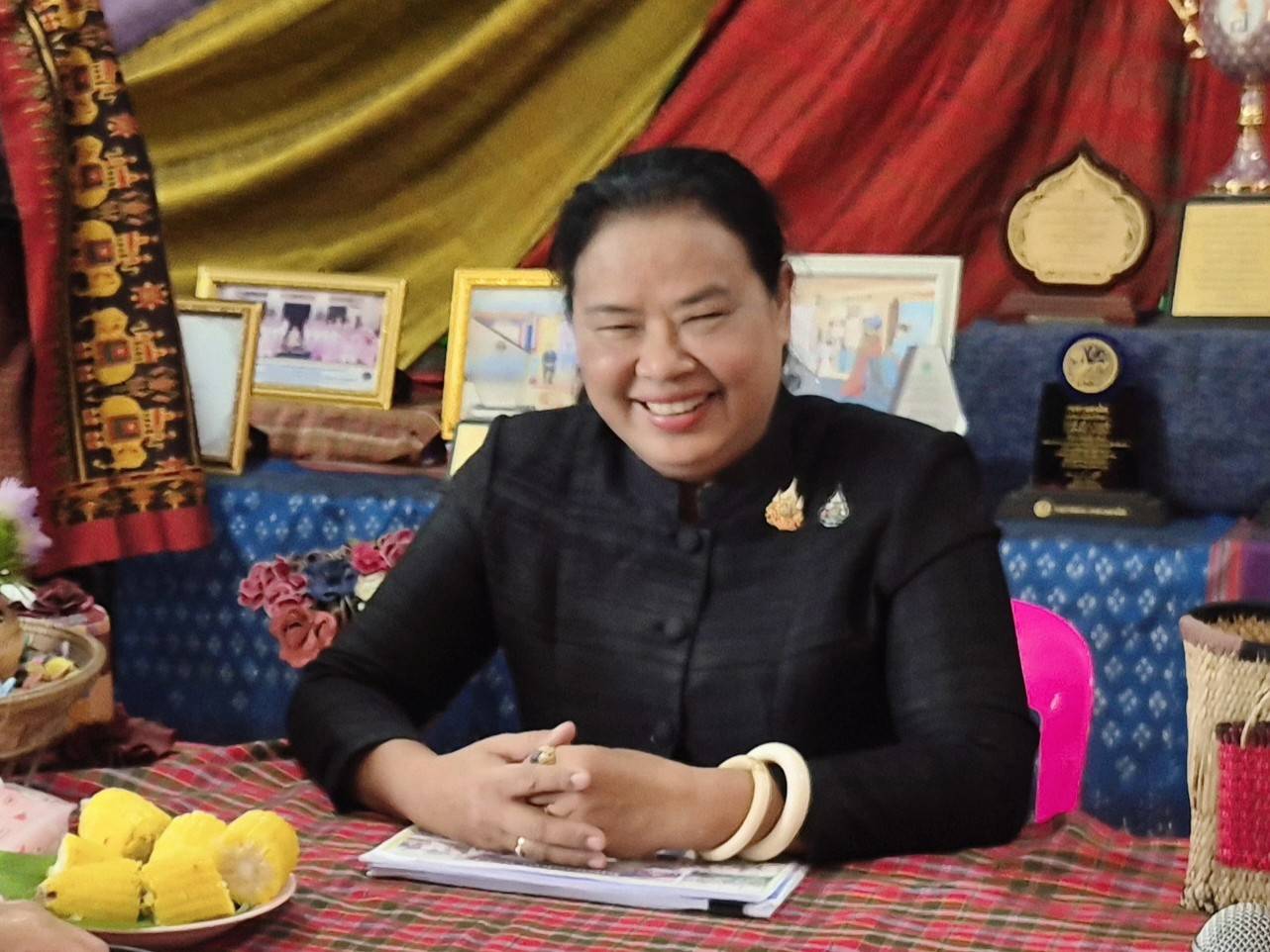 ผู้ตรวจฯ อรุณรัตน์ ชิงชนะ ลงพื้นที่สุรินทร์ติดตาม งานพัฒนาชุมชน โคก หนอง นา พร้อมให้กำลังใจผู้ประกอบการทอผ้าลายพระราชทาน