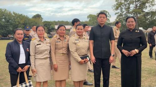 นางอรุณรัตน์ ชิงชนะ ผู้ตรวจราชการกรม  ปฏิบัติหน้าที่ผู้อำนวยการศูนย์ศึกษาและพัฒนาชุมชนนครราชสีมา ร่วมต้อนรับนายกรัฐมนตรี ลงพื้นที่จังหวัดบุรีรัมย์ ตรวจราชการและมอบนโยบายในการรักษาความมั่นคงตามแนวชายแดน และพิทักษ์พื้นที่ส่วนหลังให้แก่ชุดรักษาความปลอดภัยหมู่บ้าน (ชรบ.)